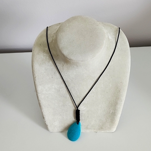 Jewelry - blue pendant necklace